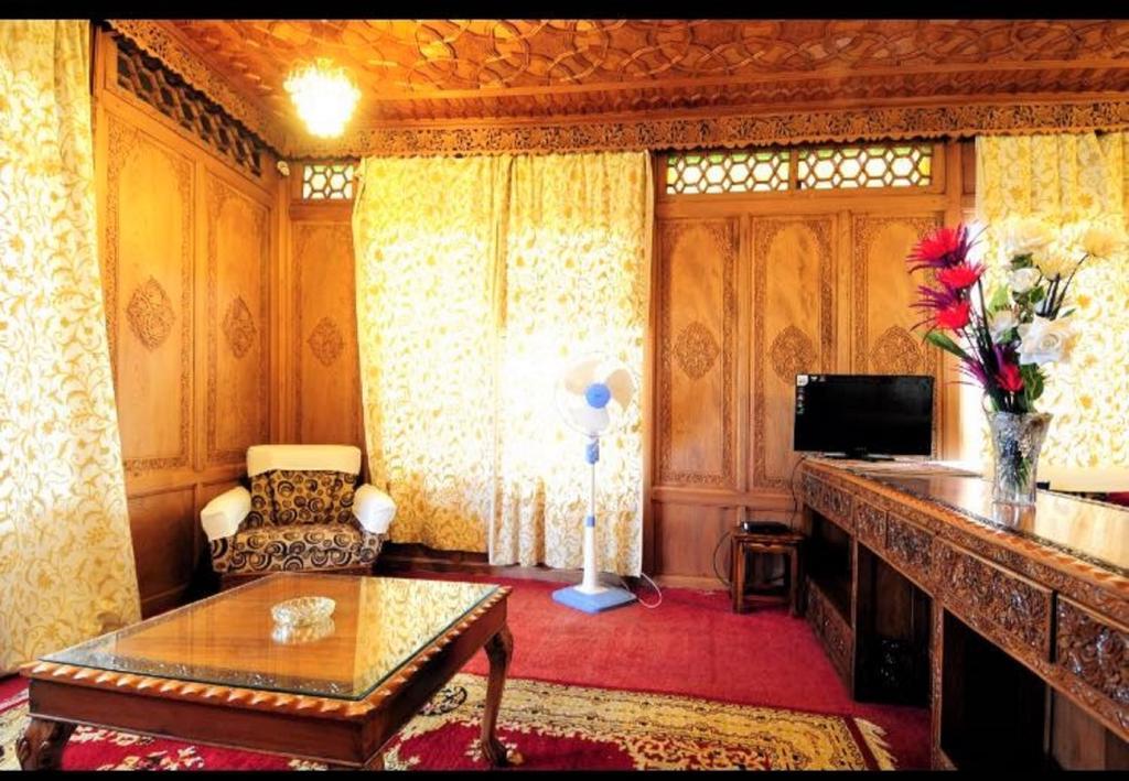 Yadgaar Houseboats Otel Srīnagar Dış mekan fotoğraf