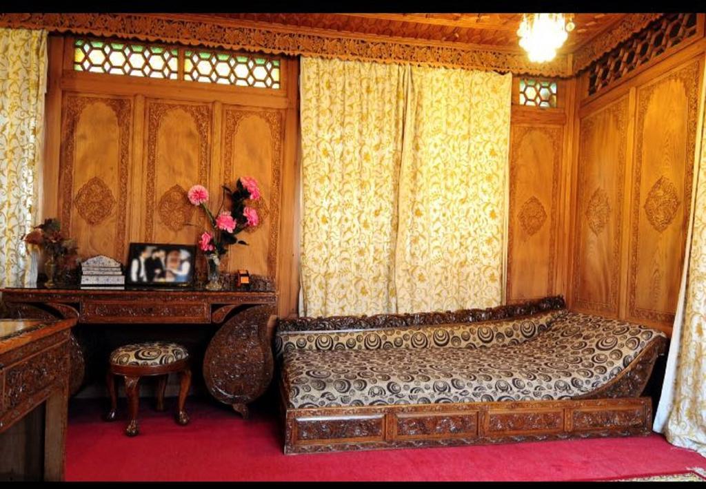 Yadgaar Houseboats Otel Srīnagar Dış mekan fotoğraf