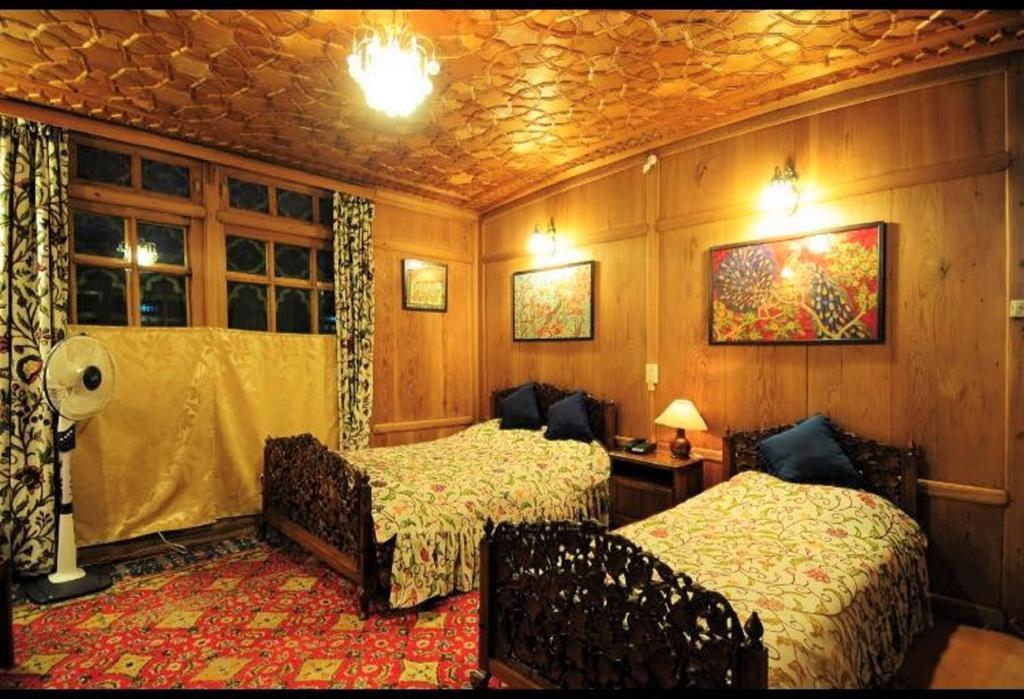 Yadgaar Houseboats Otel Srīnagar Dış mekan fotoğraf