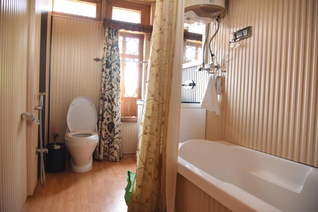 Yadgaar Houseboats Otel Srīnagar Dış mekan fotoğraf